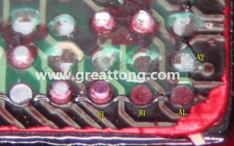 下圖是紅墨水測試后將PCB板子拿回來側一個角度拍攝的照片，就可以很清楚的看到錫球黏在PCB端，或不在PCB端。
